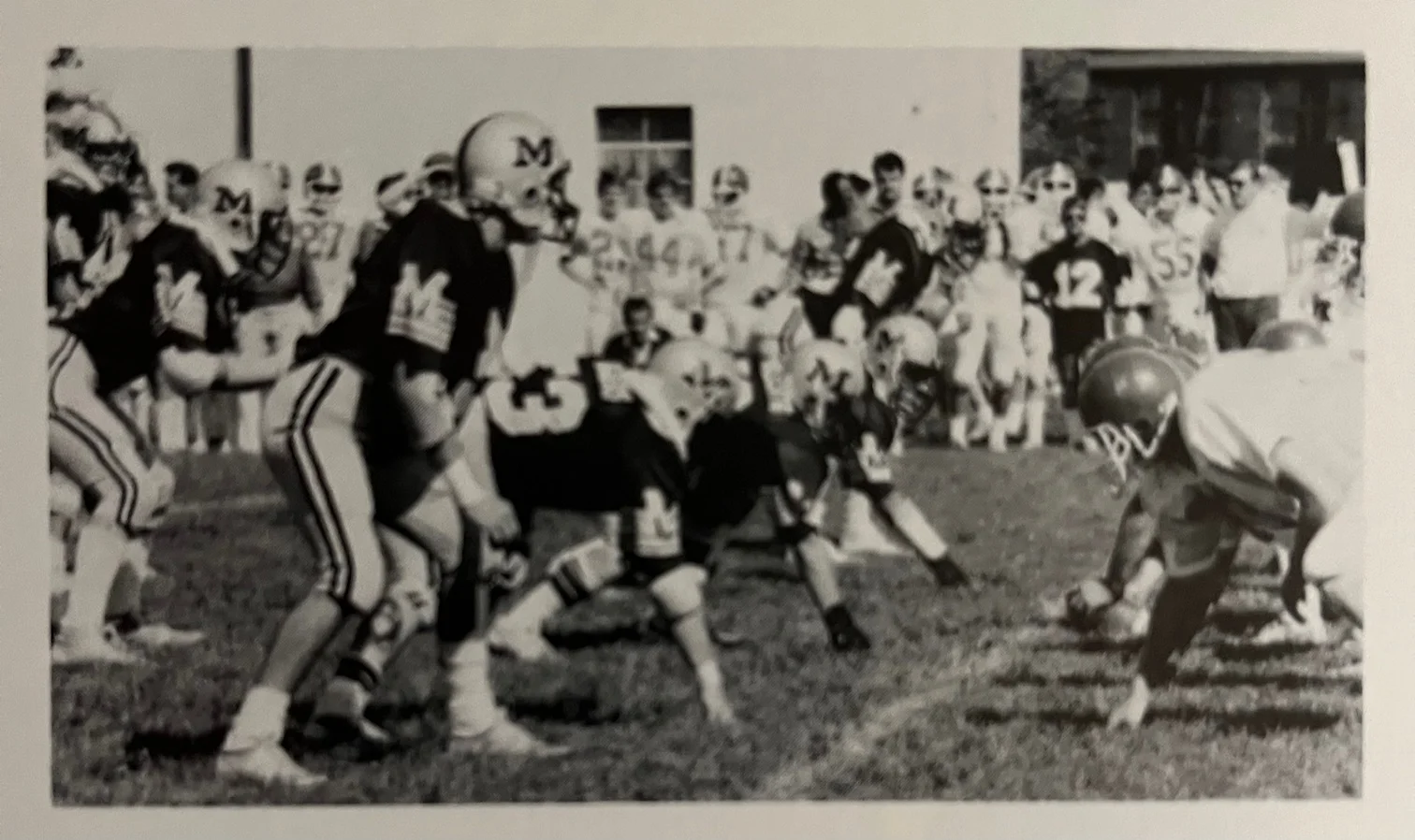 1985 Defense set for the play